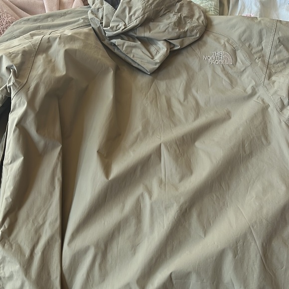 Men’s North Face HyVent DT - Picture 2 of 2